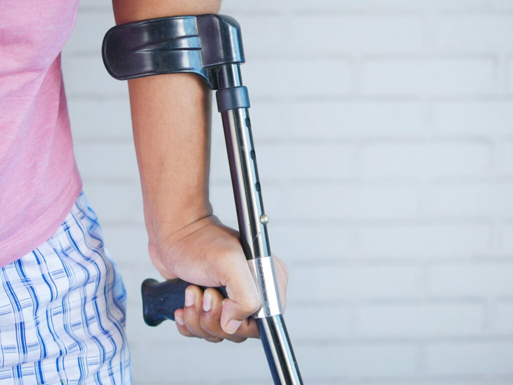 How to use crutches safely: walking, stairs, sitting and standing