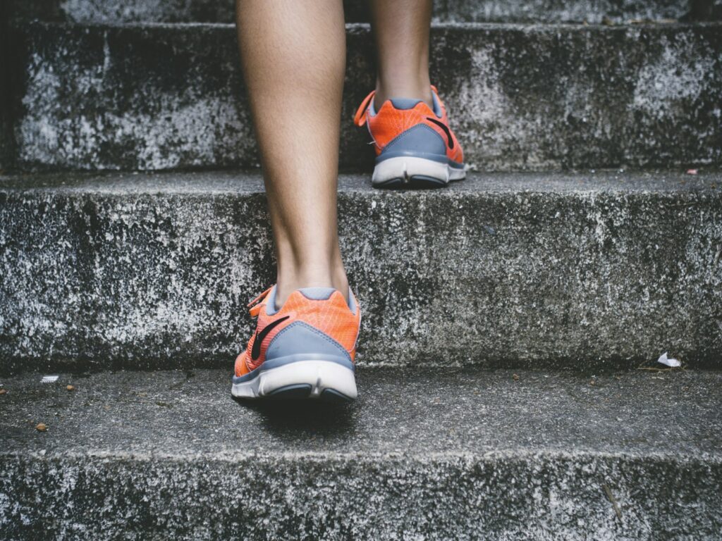 Knee pain going down stairs: causes, safer technique and exercises